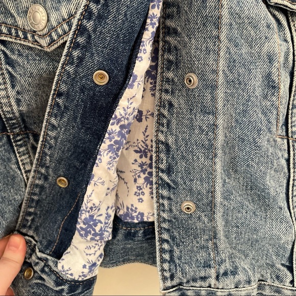 American Eagle Oversized Floral Cropped Jean Jacket - Picture 3 of 9